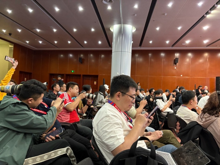 萬眾矚目！記者擠滿國足賽前新聞發(fā)布廳，賽場(chǎng)記者預(yù)計(jì)超300人
