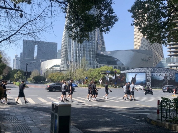 心態(tài)放松，有網(wǎng)友拍到澳大利亞隊(duì)早上在萬象城citywalk