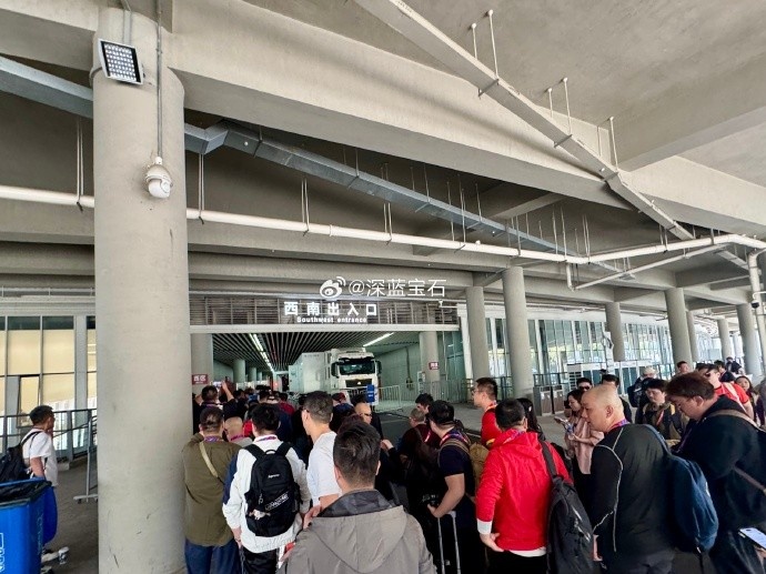 盛況空前！記者曬照：距離中澳之戰(zhàn)還有三小時(shí)，現(xiàn)場(chǎng)記者已超百名